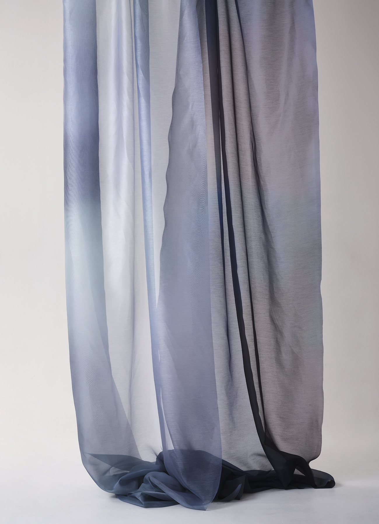 Flame-retardant polyester voile with color blur print