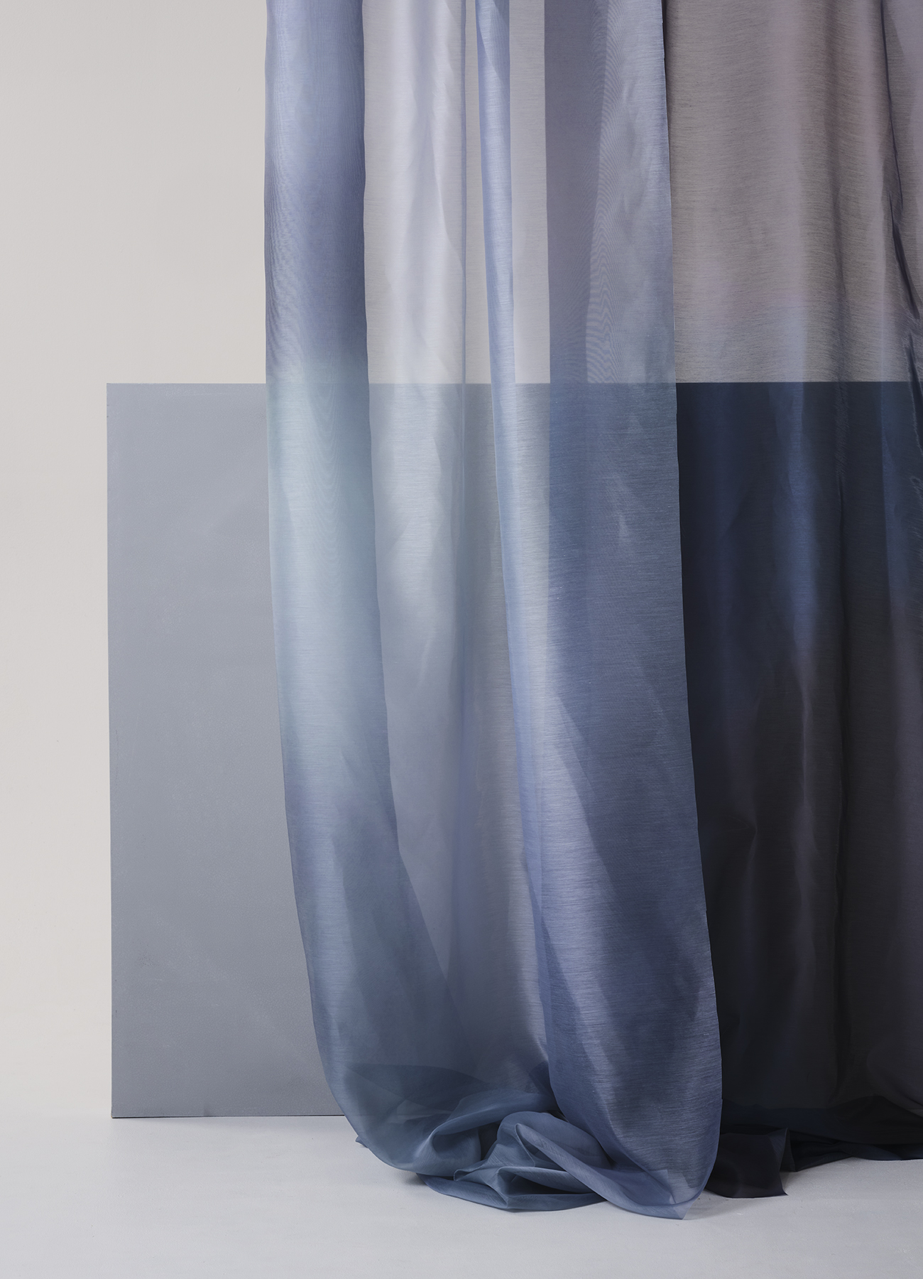 Flame-retardant polyester voile with color blur print