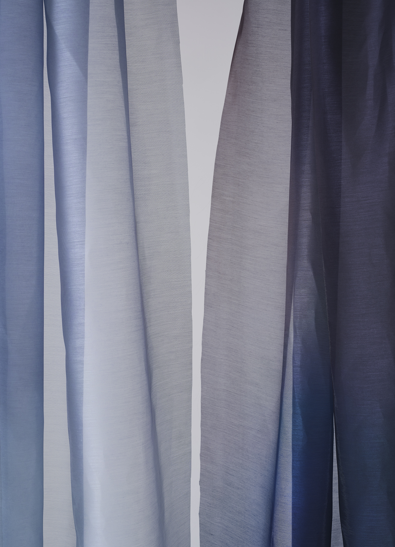 Flame-retardant polyester voile with color blur print
