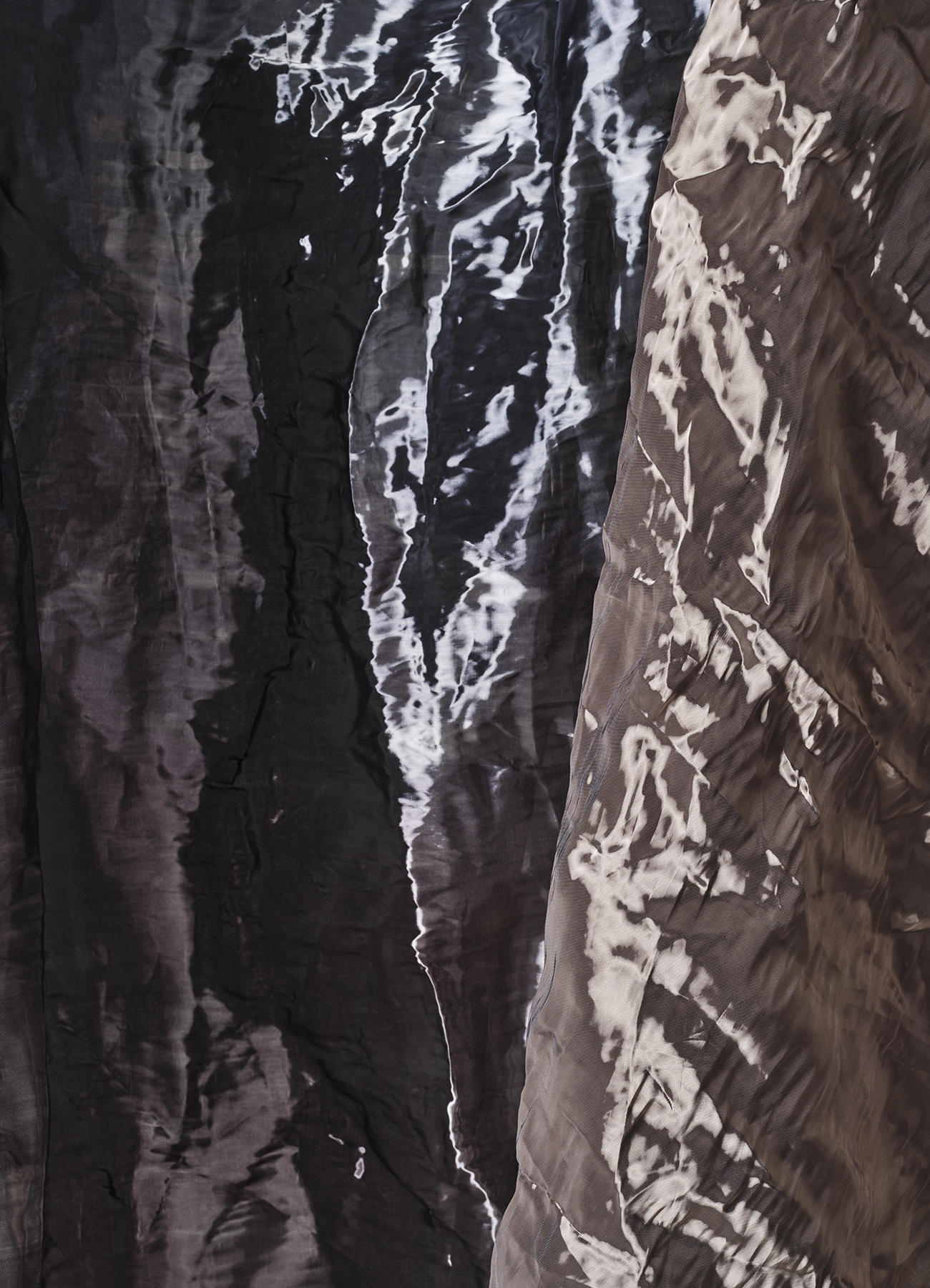 Metal fabric with large scale color blur print