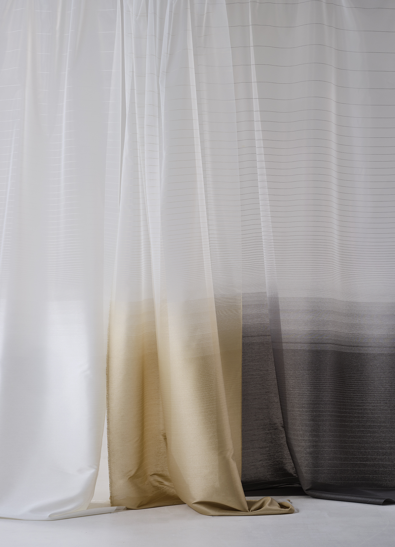 Flame-retardant woven panel with gradient effect