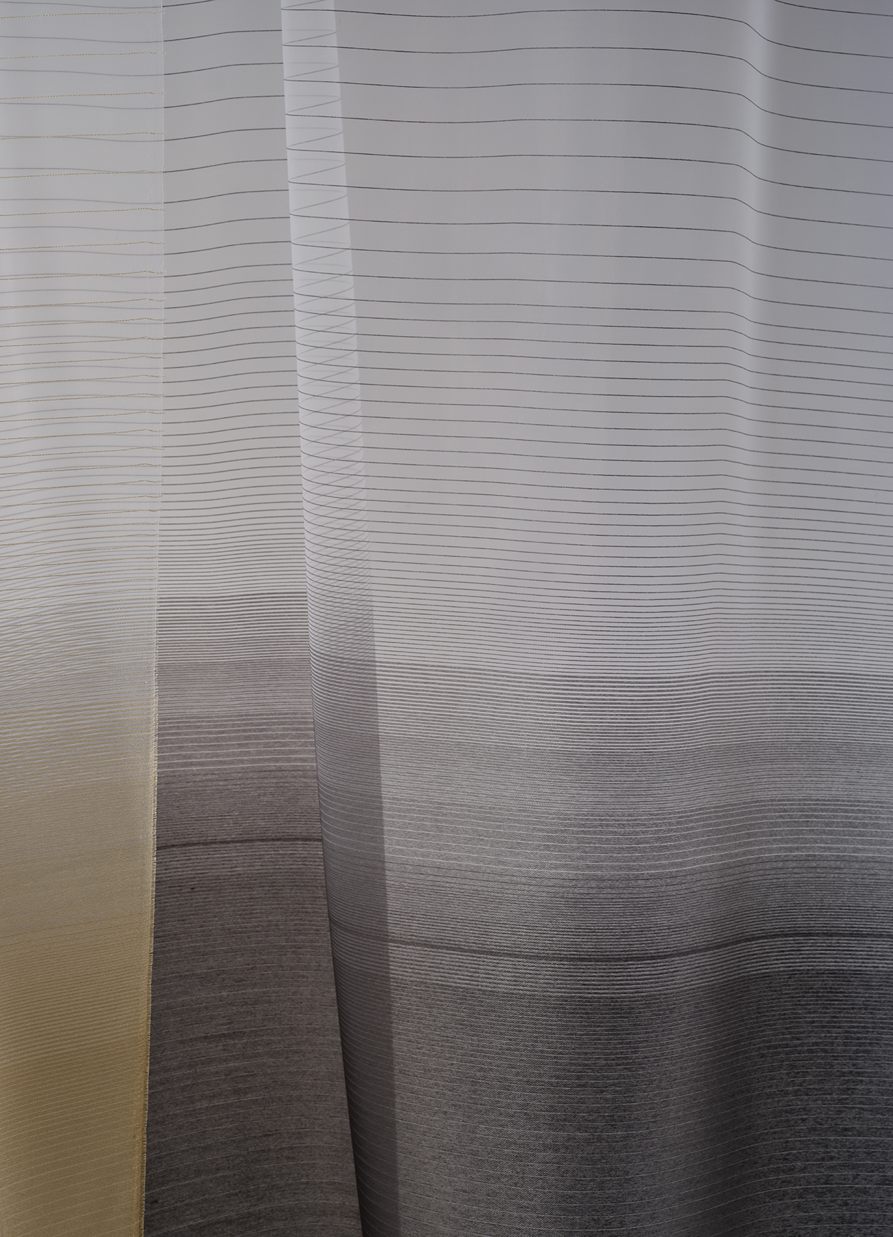 Flame-retardant woven panel with gradient effect
