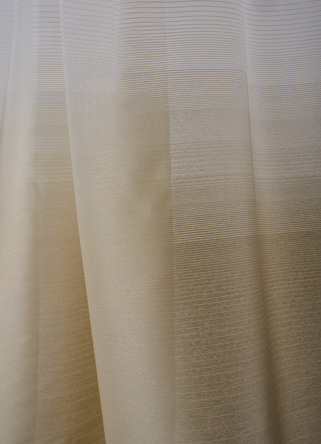 Flame-retardant woven panel with gradient effect