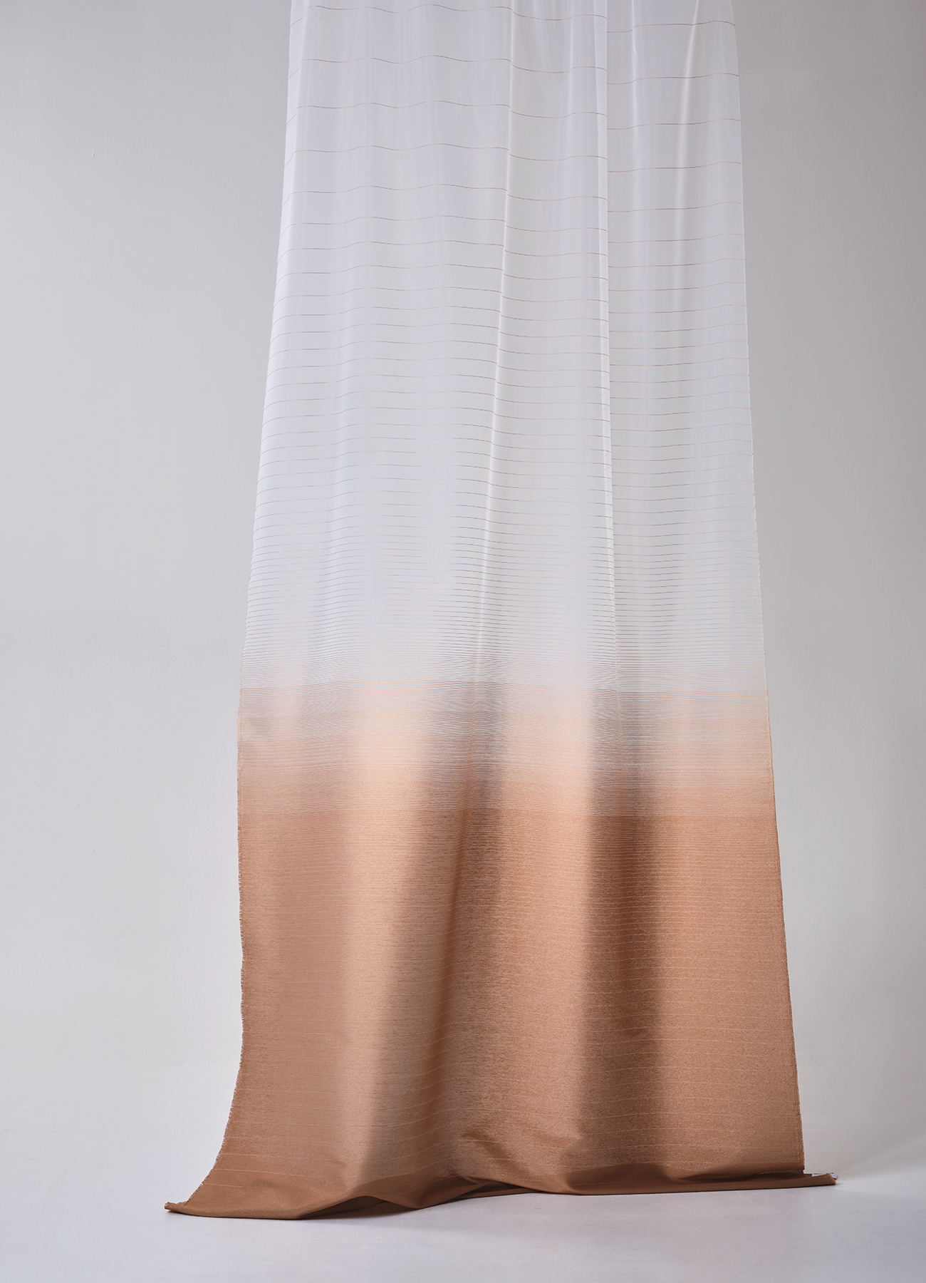 Flame-retardant woven panel with gradient effect
